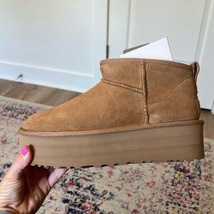 UGG - ULTRA MINI PLATFORM SIZE 8 BRAND NEW
